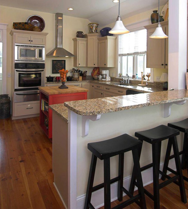 Narrow breakfast nook in marble with black stools