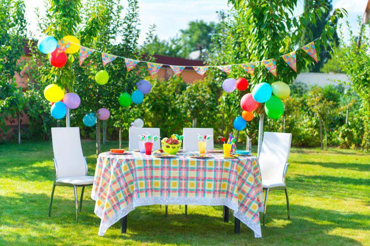 Outdoor summer party simple table decor