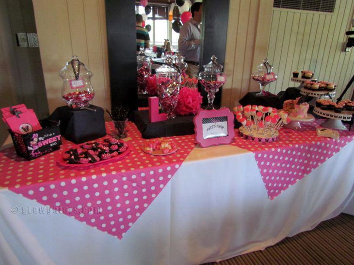 Pink and black birthday candy tablescape with Minnie Mouse theme