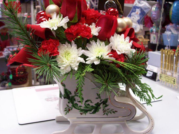 Red and white flower bouquet as wedding centerpiece