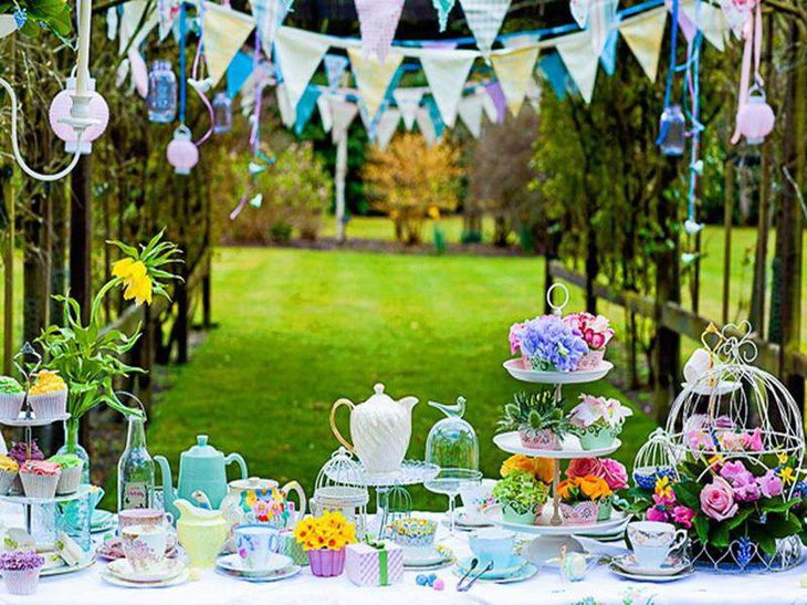 Refreshing birthday table decor with flowers