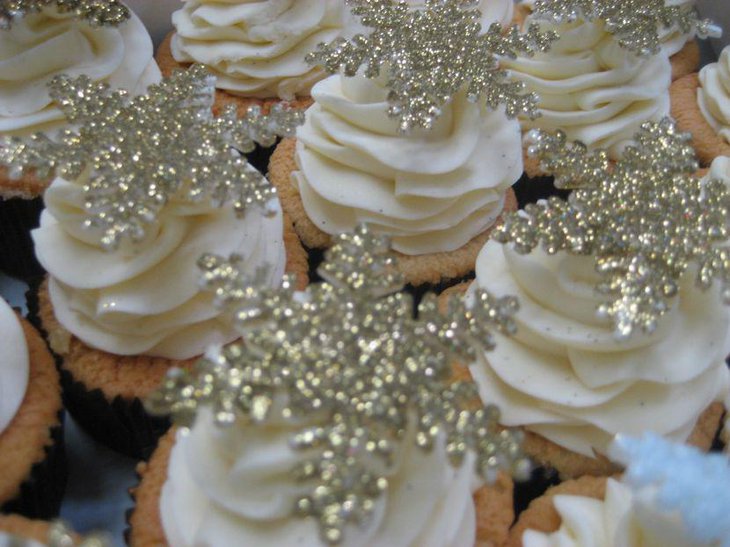 Silver glittery snowflakes decoration on cupcakes
