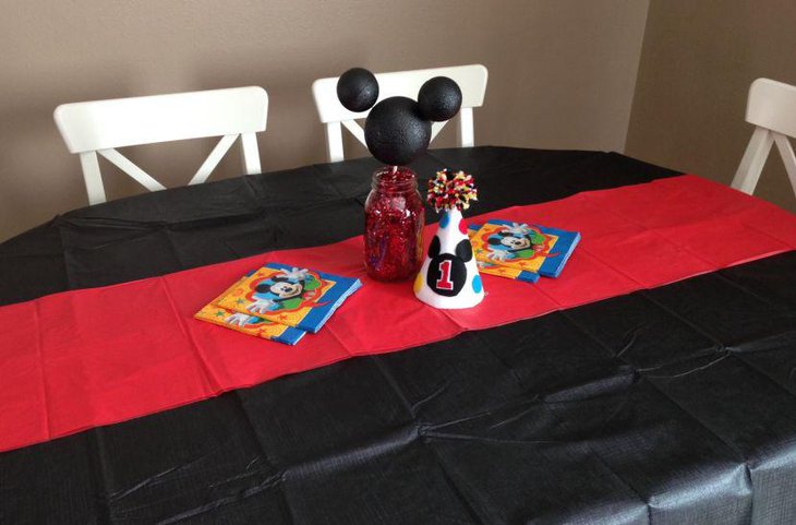 Simple Mickey Mouse centerpiece on birthday guest table