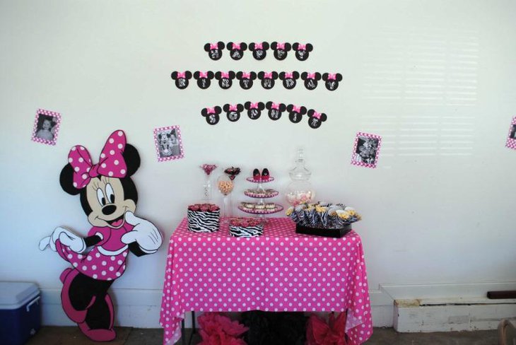 Simple Minnie Mouse Themed Snack Table Decor