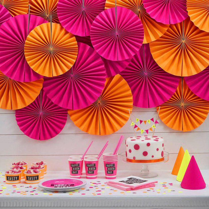 Stunning neon birthday table decor