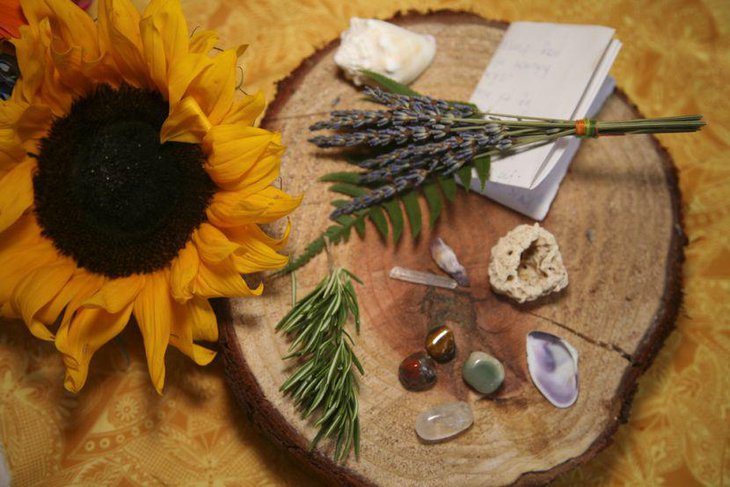 Stunning summer wedding table decor with rocks and wooden slab