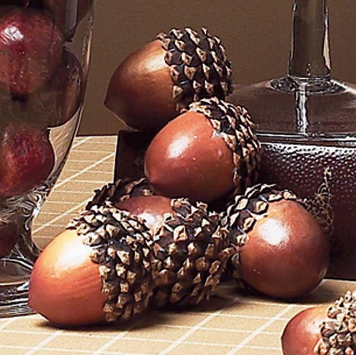 Table Centerpiece With Beautiful Acorn Decorations