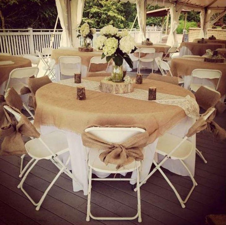 This country wedding table looks charming with flowers placed over wooden slices