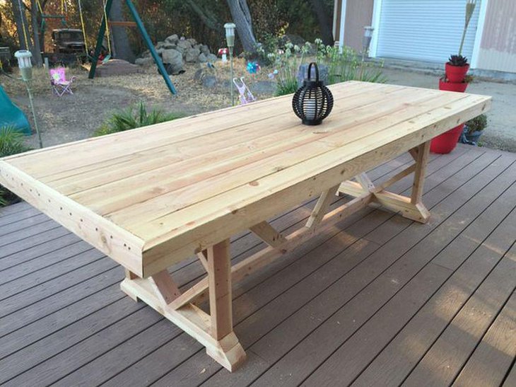 This outdoor DIY pallet dining table is easy to make and is cheap too