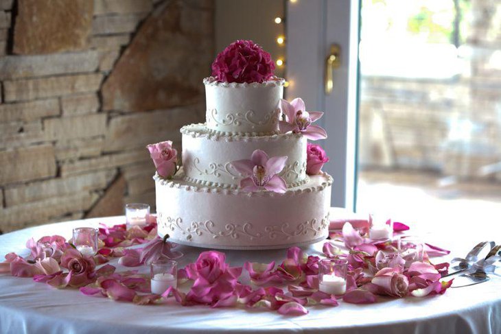 White wedding cake table decor with candles