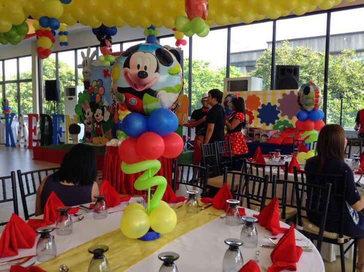 Wonderful Mickey Mouse birthday table centerpiece