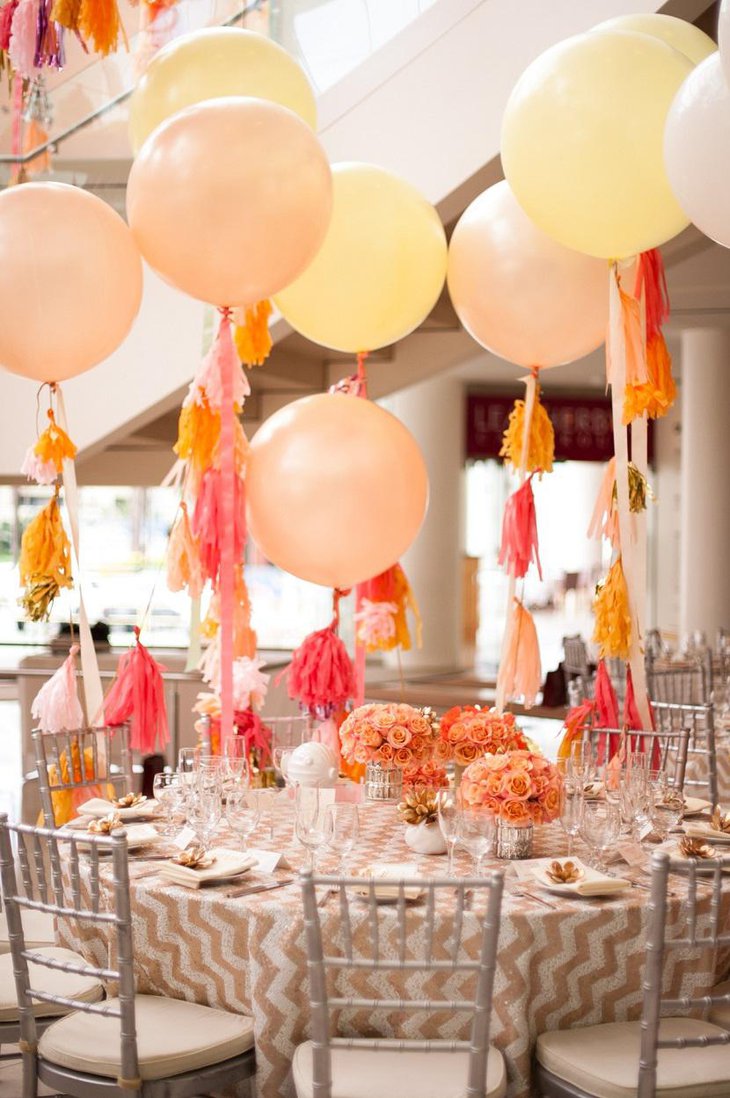 Желтые воздушные шары и оранжевые цветы на свадьбе